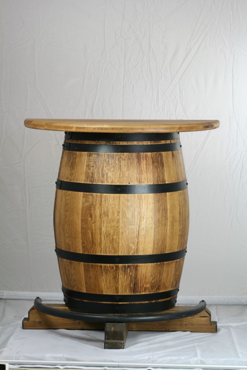 Wandstehtisch aus einem halben Barriquefass 225 Liter